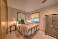 Custom-Built Lakefront Cottage w/ Spacious Yard! - Pysäköinti