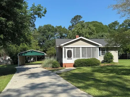 Charming 2-bedroom house in Perry with AC, WiFi