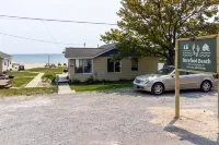 Spacious Cabin with Lake View and Grilling Area - Charming Getaway Hôtels à : Greenbush Township