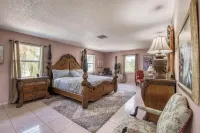 Lux Life - Pool, Sauna, Chill Vibes - Walk to the Water & Downtown!