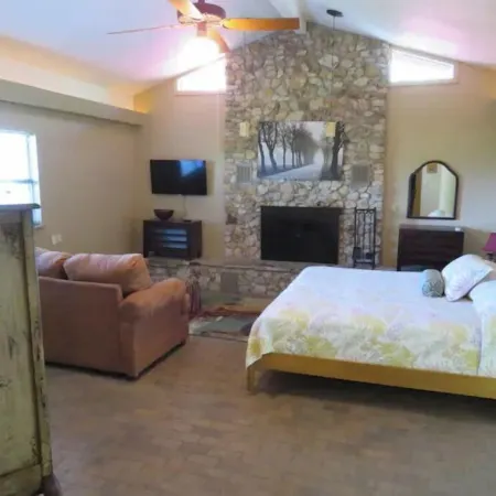 Honey's Suite at The Sage Guesthouse formerly the 19th Hole