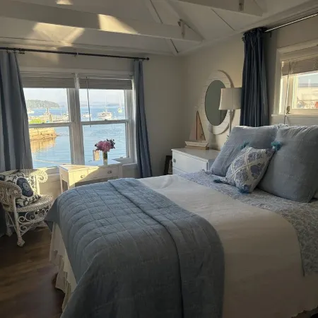 The Boathouse: cozy cottage at harbor's edge - walk to downtown Stonington