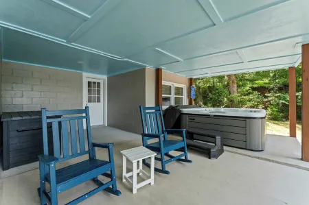 Lake Days by AvantStay Hot Tub Firepit Game Room Private Dock Access