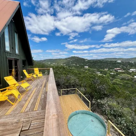 Design-forward Frio cabin with epic views & pool