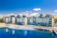Chic Apt w Jacuzzi Pool BBQ Mountain Views