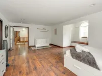 Tannersville House: Bar & Deck, 2 Mi to Ski Resort Hotels in Pocono