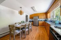 New! Trail-side Haven Retreat! Pet friendly Отели в г. Север Хейвен
