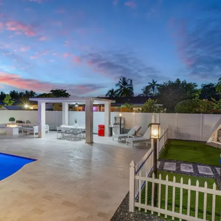 Luxury Escape: Pool, Hot tub, Mini Golf & More!