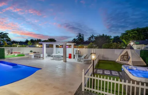 Luxury Escape: Pool, Hot tub, Mini Golf & More!
