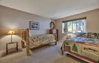 Luxury Family Condo Conveniently Central to skiing in Lake Tahoe