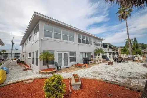 Anyone Woiuld Love This Condo and the Area You Can't Beat