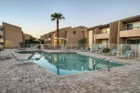2Br Sleeps 6 Pool BBQ Gym Hot Tub & Bar Hopping!