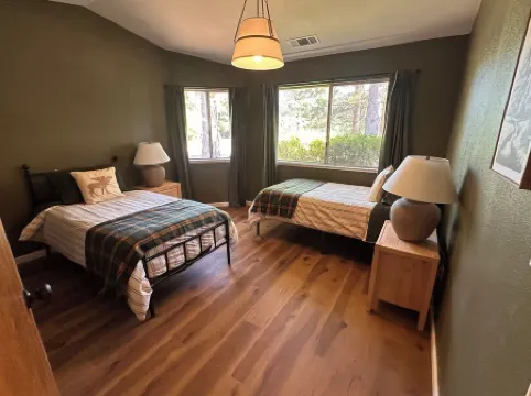 Yosemite Gateway: Modern Dual-Master Cabin