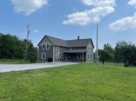 Large House Close to Area Attractions - Large Parking Area -  Copper Ridge Отели в г. Адамс Тауншип