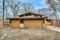 Eclectic Hubertus Home w/ Game Room & Fire Pit! โรงแรมใน