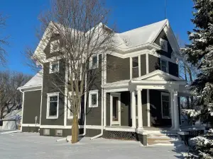 Spacious 4 Bdr Historic Home in Heart of Sioux Center
