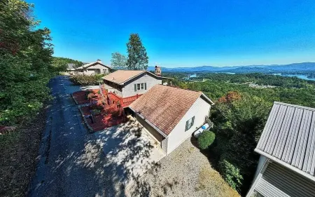 Escape to Lake Chatuge! Stunning views of the mountains and lake!