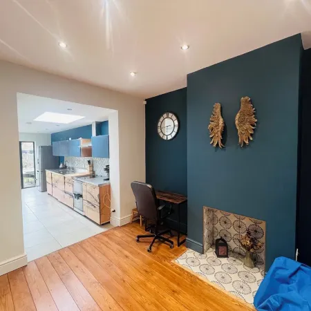 Westmeads wings. 5 minutes walk to the harbour and close to town and beach