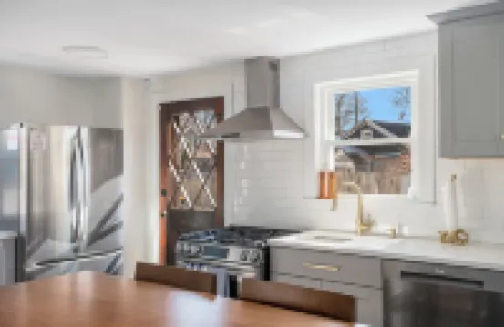 Oakland Beach cottage near Iggy's, Buttonwoods, marina, fishing & airport