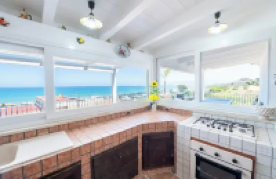 Amazing 100sqm Apartment 200m from the sea 6 people "GmC"