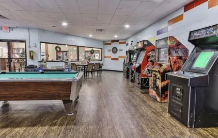 4Bdr+ Loft ~ Dog Friendly~ Hot tub~ Game Room ~ Resort Pool ~ Fire Pit- Ellijay