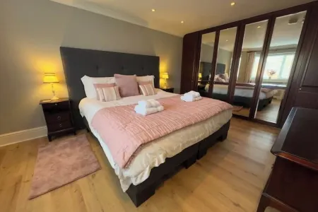 Elegant Home with Pool & Sauna near Golf Course Отели в г. Кингтон Рурал