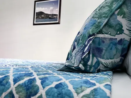 Just 7 minutes to airport. Wi-Fi and A/C. Capture Holiday Memories here!