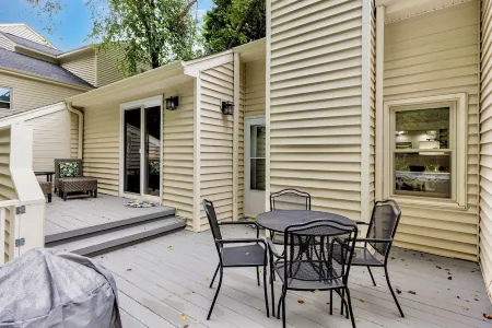 Lazy Lemon; Walk to Koka Booth; Near Wake Med Cary; Well Appointed; Central Отели рядом с достопримечательностью «Aspen Center»