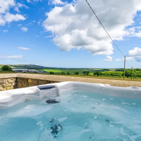 Woodside Family Pet-Friendly Holiday Home with Hot Tub