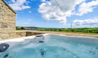 Woodside Family Pet-Friendly Holiday Home with Hot Tub