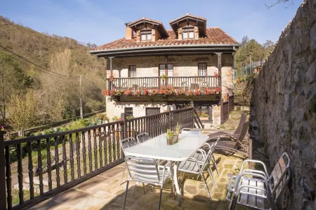 RURAL HOUSE LA BÁRCENA SAJA Отели в г. Лос-Тохос