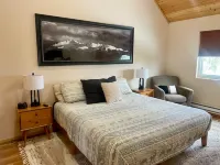 Hot Tub and Scenic Wildlife View - Cozy Mountain Retreat Hotel a Cascade