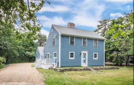 Charming Saltbox near Town/Beach - AC and Linens View calendar Отели в г. Эдгартаун