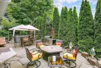 Charming & Cozy Apartment w/ Hot tub patio. Hotels in Kenmore