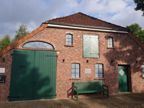 Former. Farmhouse with sauna/whirlpool/fireplace near the beach