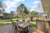 Cozy Mid Century Home 15 min from the beach