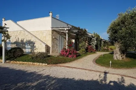 Leralora House - Olive Tree. Elegant villa with swimming pool, a stone's throw from the sea