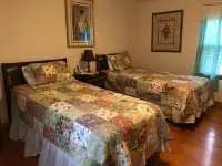 Charming 4-bedroom farmhouse in delightful Hinton with WiFi, AC Hotels in Hinton