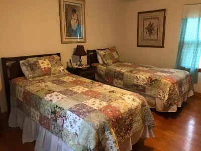 Charming 4-bedroom farmhouse in delightful Hinton with WiFi, AC Hotels near Hinton Railroad Museum