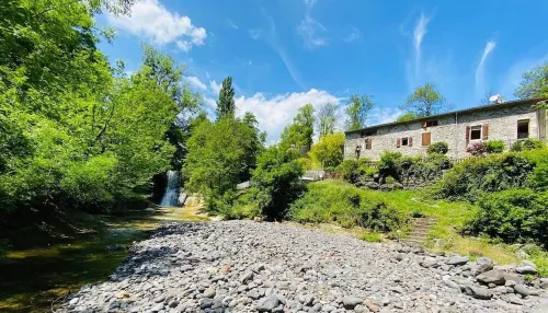 Gîte la Cascade en Bord de Rivière Avec Cascade - Domaine au Chti Ardéchois Hotels in Rochessauve