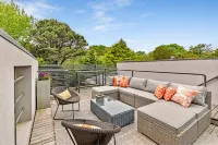 Spectacular new ,oceanfront beach house with private beach access & heated pool Hotels in Amagansett