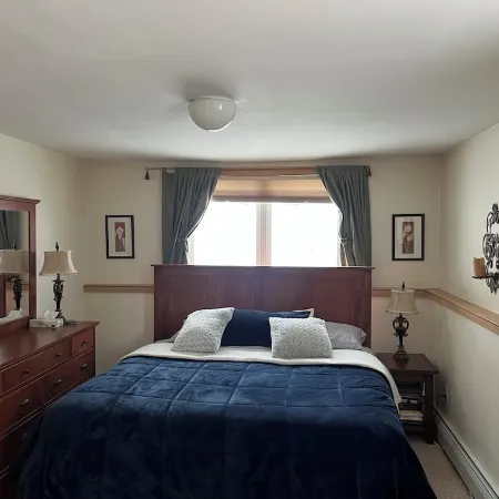 Charming 2-bedroom ski in/ski out condo on Mt. Snow with fitness, pool, WiFi