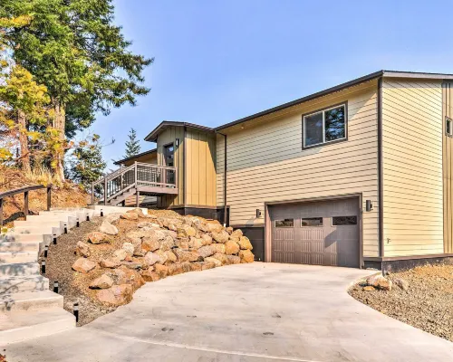 'Gorge Retreat' - Modern Carson Home w/ Mtn Views! Hotels in Carson