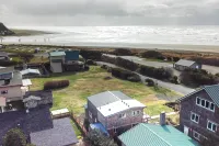 Coastal Retreat Deck, Ocean Views and Walk to Beach - Wi-Fi