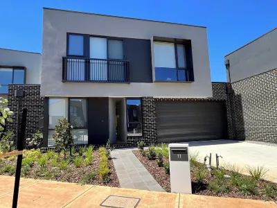 Double Storey, brand new house, cosy, clean, convenient with shops nearby โรงแรมใกล้Killarney Lakes Reserve, Melton