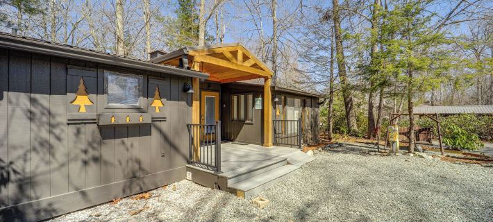 Near Lake + Trails: Rustic Newland Cabin w/ Deck! Hôtels à&nbsp;: Comte d'Avery