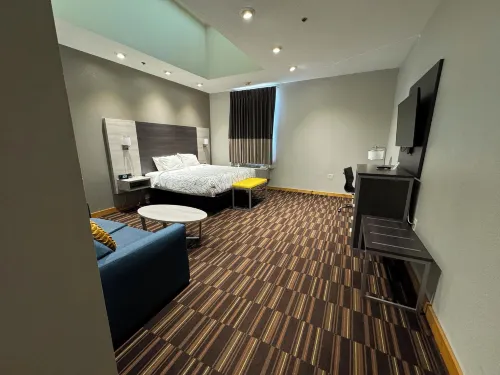 HomeTown Inn and Suites Belle Plaine - parking