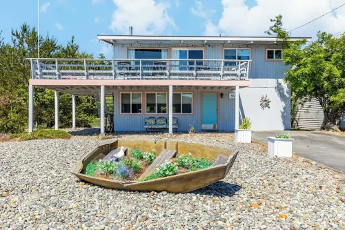Totally Beachin Getaway by AvantStay Waterfront