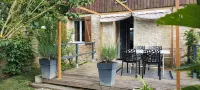 Air-conditioned gîte for 2 to 4 people, -5 min from St Emilion. Enclosed/private parking Hotels in Vignonet