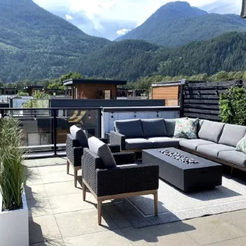 Stylish 3 bedroom townhome with rooftop patio